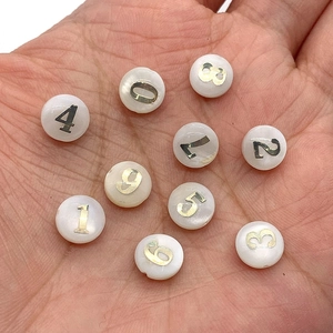 Perle in conchiglia bianca con numeri dorati 0-9 nel palmo per gioielli fai da te