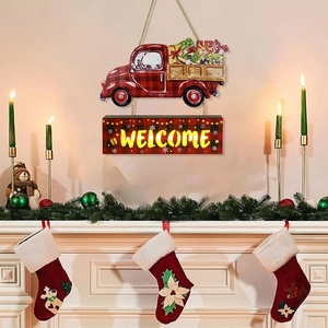 Weihnachts-LED-Türschild aus Holz mit rotem LKW und Welcome-Schild am Kamin
