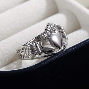Vue détaillée bague Claddagh avec cœur couronne et nœud celtique en boîte à bijoux