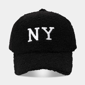 Casquette NY en polaire peluche noire avec broderie blanche 3D et visière courbée
