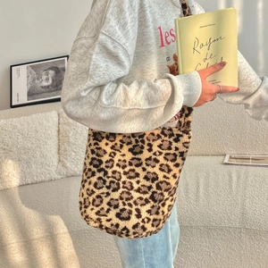 Detailed texture of plush leopard print faux fur on a large autumn shoulder bucket bag