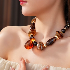 Dettaglio della collana di perle ambrate con distanziatori dorati in stile vintage