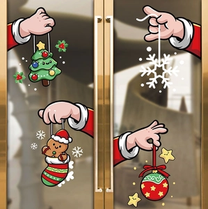 Dettaglio degli adesivi natalizi con mani di Babbo Natale che tengono alberi e omini di