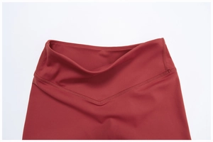 Détail du pantalon de yoga avec taille en V croisée et finitions à double couture