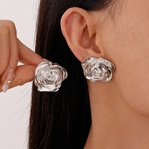 Boucles d'oreilles roses en argent poli avec texture florale 3D sur le modèle