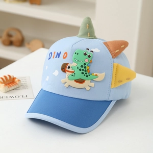 Détail de la broderie dinosaure et des pointes 3D colorées sur la casquette enfant