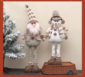 Detailansicht der gestrickten Weihnachtswichtel und Schneemannfiguren mit Teleskopbeinen