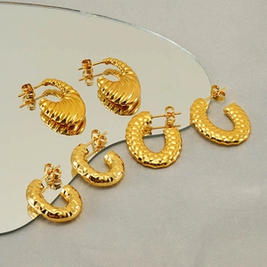 C-Förmige Creolen Vergoldet Edelstahl Hammerschlag Textur Gerippt Croissant Retro Minimalistisch Mode Schmuck Damen