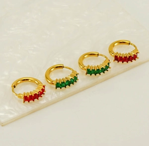 Vue détaillée des boucles d'oreilles en or 18 carats avec zircons rouges et verts rectangulaires