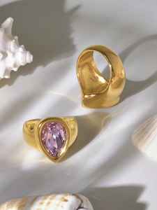 Vue détaillée macro d'une bague en acier inoxydable plaqué or 18K avec zircon violet goutte d'eau
