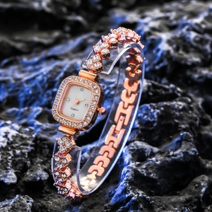 Montre à quartz luxe pour femme en or rose avec strass brillants sur fond texturé