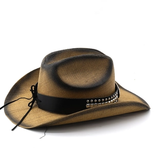 Nahaufnahme Stroh-Cowboyhut im Distressed-Look mit Lederband und silbernen Metallnieten