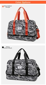 Détail de grands sacs de voyage zébrés avec poignées orange et noires pour sport