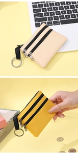 Détail du porte-monnaie à trois fermetures éclair avec cordon et anneau en métal beige