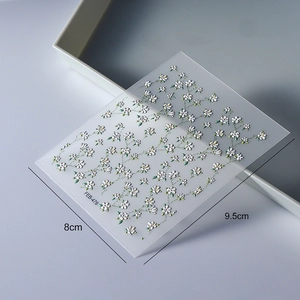 Selbstklebende 5D-Relief-Nagelaufkleber mit weißen Blumen und grünen Blättern Design