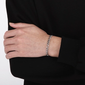 Bracelet chaîne Figaro minimaliste en argent pour hommes et femmes porté sur le poignet