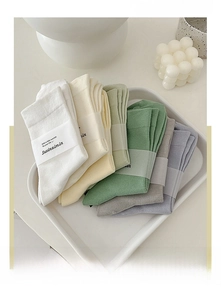Details von farbenfrohen Baumwollsocken mit lockeren Bündchen auf einem Tablett