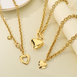 Collier en acier inoxydable doré avec fermoir OT et pendentifs en forme de cœur