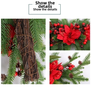 Detail von rotem Weihnachtsstern-Kranz mit Glitzerbeeren und echten Zapfen