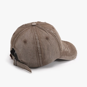 Berretto da baseball in cotone lavato marrone scuro con dettagli strappati e fibbia