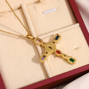 Collier croix en acier plaqué or 18K avec pierres précieuses colorées dans un écrin