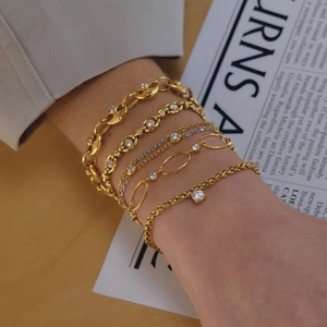 Set di cinque bracciali in acciaio inossidabile placcato oro 18K con zirconi bianchi
