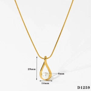 Vue détaillée du collier goutte avec pendentif perle et chaîne serpent dorée