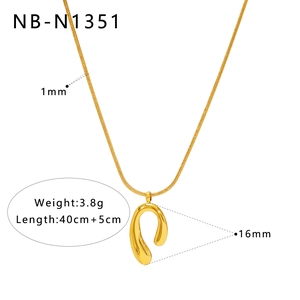 Dettaglio macro della collana placcata oro 18K con misure e ciondolo a U irregolare