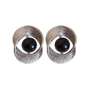 Minimalistische silberne Drehohrringe mit strukturierter Metallgitter- und Schwarzperle
