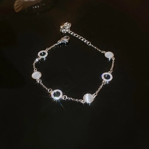 Détail du bracelet réglable en argent avec perles opales blanches et zircons cubiques