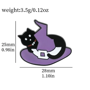 Detail of black cat in wizard hat enamel pin with 28x25mm dimensions and 3.5g weight