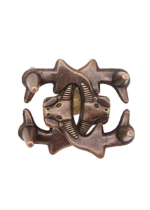 Détail d'une boucle en métal bronze avec design de têtes d'animaux et finition antique