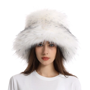 Dettaglio della texture del cappello invernale in pelliccia sintetica bianca e grigia