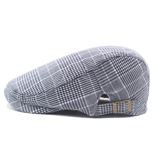 Béret classique à motif pied-de-poule noir et blanc avec boucle latérale en métal réglable