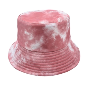 Gros plan du tissu tie-dye rose et blanc du bob et des coutures renforcées du bord