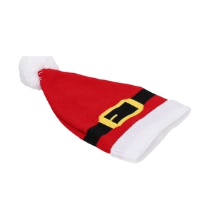 Bonnet de Père Noël en tricot avec pompon et motif ceinture vue de 45 degrés