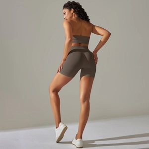 Dettaglio del set yoga in maglia a coste con top corto e pantaloncini sportivi aderenti