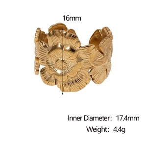 Detail showing 18K gold-plated flower ring with 17.4mm inner diameter and 4.4g weight