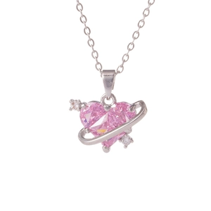 Collier planète cœur rose avec pendentif anneau de Saturne et cristaux pavés