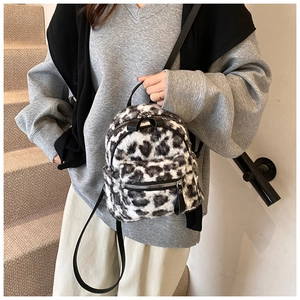 Mini sac à dos mode en fausse fourrure léopard avec fermetures éclair argentées sur modèle