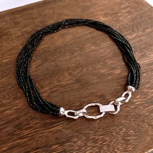 Collier multi-rangs en perles de verre noires avec fermoir argenté texturé martelé
