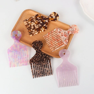 Assortiment de peignes en acétate à motifs léopard et marbre sur plateau en bois