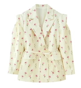 Detail des cremefarbenen Blazers mit Blumenmuster, Revers und Taillengürtel-Design