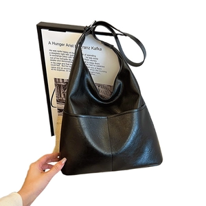 Grand sac cabas minimaliste en cuir noir avec bandoulière réglable pour le quotidien