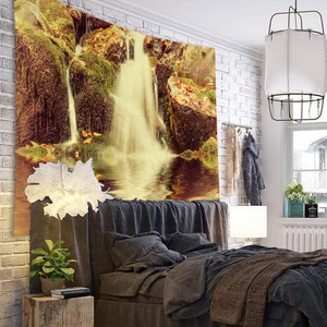 Detail der herbstlichen Waldwasserfall-Wandteppich mit Felsen und gelben Blättern