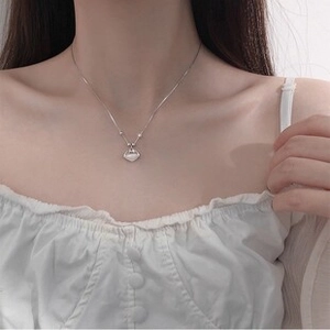 Dettaglio della collana in argento con ciondolo ruyi in giada bianca sulla modella