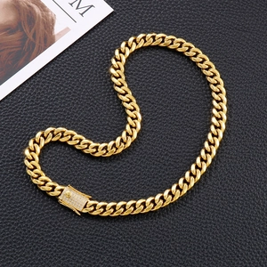 Makroaufnahme einer goldenen Panzerkette mit eisigem Micro-Pave-Diamantverschluss-Detail
