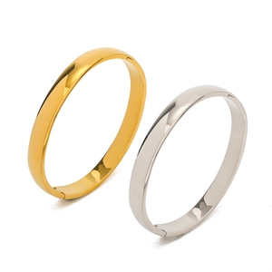 Poliertes Set aus goldenen und silbernen geometrischen Armreifen im Minimal-Stil