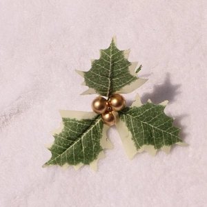 Künstliche Weihnachts-Stechpalmenblätter mit goldenen Beeren für DIY Kranzdekorationen