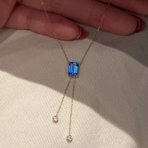 Collier en Y doré élégant avec pierre précieuse bleue rectangulaire et charms diamant